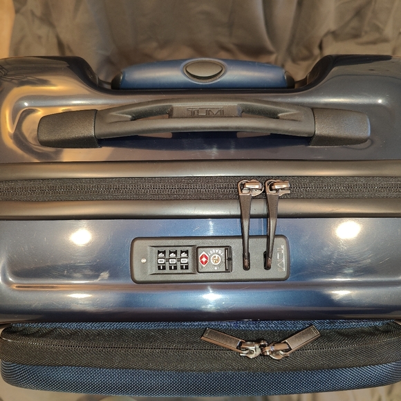 NWT Tumi V4 Continental 4 Wheeled Carry-On Front Pocket - Picture 3 of 13